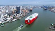 Itajaí, Brazílie: Letecký pohled na příjezd lodi BYD do přístavu Santa Catarina.