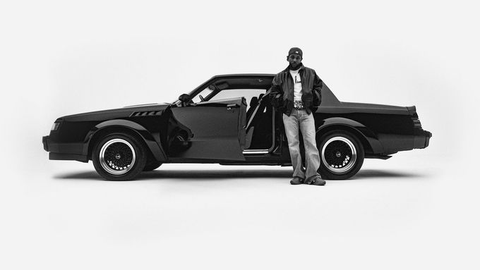 Kendrick Lamar novou desku nazval podle sportovního vozu Buick GNX, který je také vyobrazený na obalu.