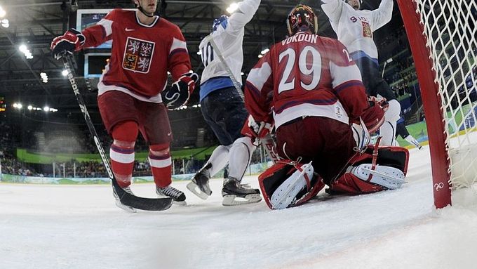 Fin Nicklas Hagman otevírá skóre čtvrtfinálového zápasu s Českem. Gólman Tomáš Vokoun na něj byl krátky.