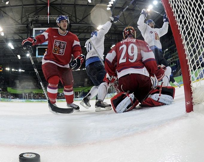 Fin Nicklas Hagman otevírá skóre čtvrtfinálového zápasu s Českem. Gólman Tomáš Vokoun na něj byl krátky.