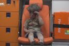 Zemřel bratr chlapce z ikonického videa. Podlehl zraněním po leteckém útoku na Aleppo