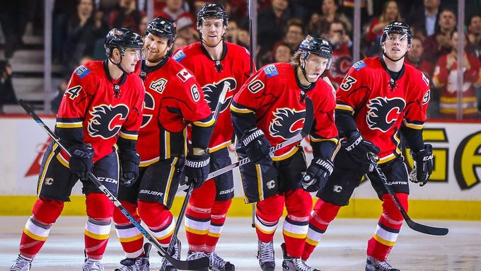Radost hráčů Calgary Flames z první branky proti San Jose.