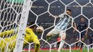 Finále MS ve fotbale 2022, Argentina - Francie: Lionel Messi střílí gól na 3:3.