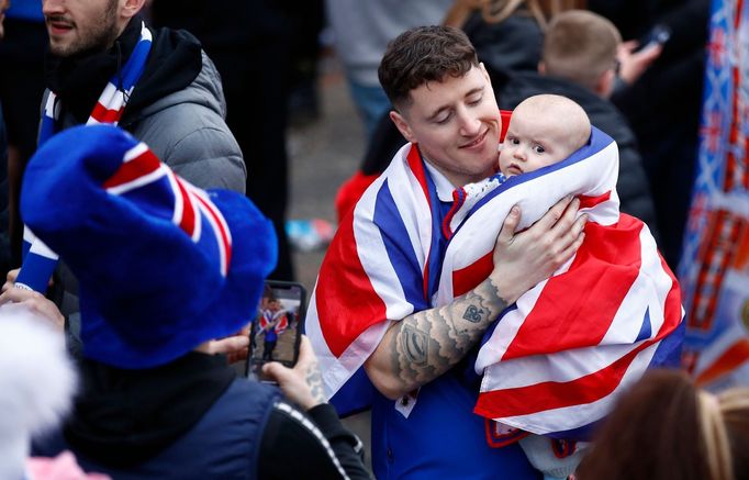 Fanoušci Glasgow Rangers slaví zisk 55. titulu ve skotské lize.