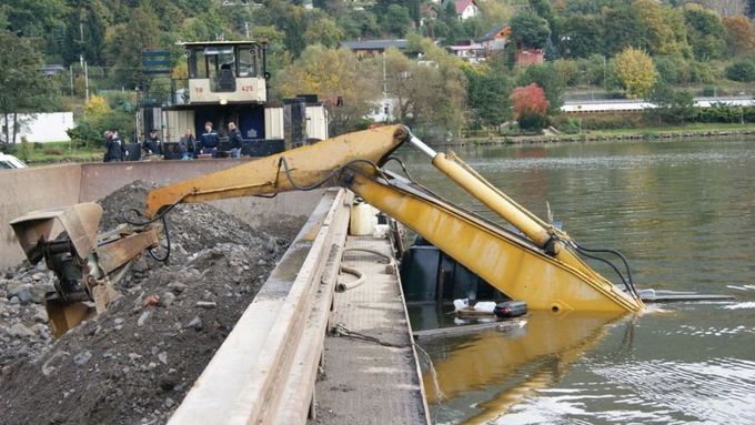 Potopený bagr v Ústí nad Labem