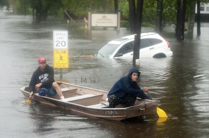 Joshuah Durette and Farrell Torres make their way to their home in the Olde Towne area after Hurricane Isaac passed through Slidell, Louisiana, August 30, 2012. REUTERS/Michael Spooneybarger (UNITED STATES - Tags: ENVIRONMENT DISASTER) Published: Srp. 30, 2012, 7:30 odp.