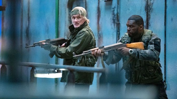 Dolph Lundgren jako Gunner a 50 Cent coby Easy Day.