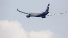 An Aeroflot Airbus A330 plane heading to the Cuban capital Havana takes off at Moscow's Sheremetyevo airport June 27, 2013. A Russian passenger plane left Moscow for Havana on Thursday without any sign of former U.S. spy agency contractor Edward Snowden on board, witnesses said. REUTERS/Sergei Karpukhin (RUSSIA - Tags: POLITICS SOCIETY TRANSPORT) Published: Čer. 27, 2013, 10:58 dop.