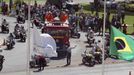 A fire engine carries the coffin of Oscar Niemeyer in Brasilia December 6, 2012. Niemeyer, a towering patriarch of modern architecture who shaped the look of modern Brazil and whose inventive, curved designs left their mark on cities worldwide, died late on Wednesday. He was 104. Niemeyer had been battling kidney and stomach ailments in a Rio de Janeiro hospital since early November. His death was the result of a lung infection developed this week, the hospital said, little more than a week before he would have turned 105. REUTERS/Paulo Whitaker (BRAZIL - Tags: SOCIETY OBITUARY) Published: Pro. 6, 2012, 7:37 odp.