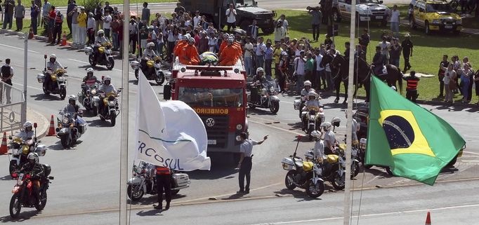 A fire engine carries the coffin of Oscar Niemeyer in Brasilia December 6, 2012. Niemeyer, a towering patriarch of modern architecture who shaped the look of modern Brazil and whose inventive, curved designs left their mark on cities worldwide, died late on Wednesday. He was 104. Niemeyer had been battling kidney and stomach ailments in a Rio de Janeiro hospital since early November. His death was the result of a lung infection developed this week, the hospital said, little more than a week before he would have turned 105. REUTERS/Paulo Whitaker (BRAZIL - Tags: SOCIETY OBITUARY) Published: Pro. 6, 2012, 7:37 odp.