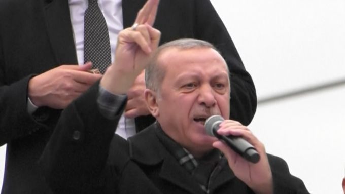 Turecký prezident Recep Tayyip Erdogan řekl před příznivci, že doufá, že Češi vydají jeho zemi zadrženého kurdského politika Sáliha Muslima.