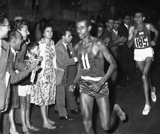 Abebe Bikila si s číslem 11 na hrudi běží bez bot pro triumf v maratonu na olympiádě v Římě 1960.