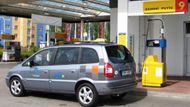 Pro automobily na CNG existuje jen málo čerpacích stanic. Navíc jejich majitelé nesmějí do podzemních garáží