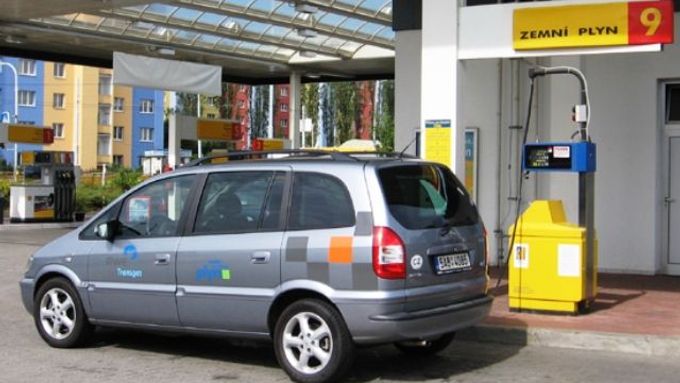Pro automobily na CNG existuje jen málo čerpacích stanic. Navíc jejich majitelé nesmějí do podzemních garáží