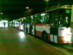 Poslední noční autobusy z Brna právě odjíždějí.