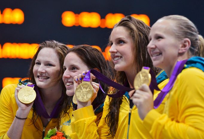 Zlaté olympijské plavkyně z Austrálie po závodě na 4x100 metrů volným stylem na OH 2012 v Londýně.