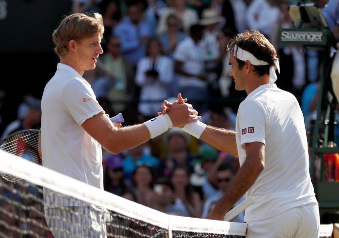 Kevin Anderson a Roger Federer po čtvrtfinále Wimbledonu 2018