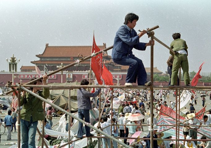 Dobové foto pořízené v roce 1989 v Pekingu v Číně. Připomínka masakru na náměstí Nebeského klidu, ke kterému došlo zejména v rozmezí 3. a 4. června roku 1989.