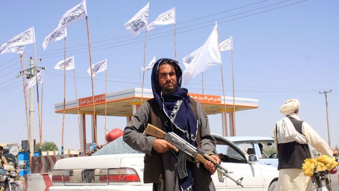 Bojovník Tálibánu ve městě Ghazni