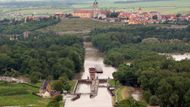 Historická zdymadla na Hořínském plavebním kanálu.