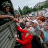 Lidé ve Slavjansku čekají na jídlo od ukrajinské armády.
