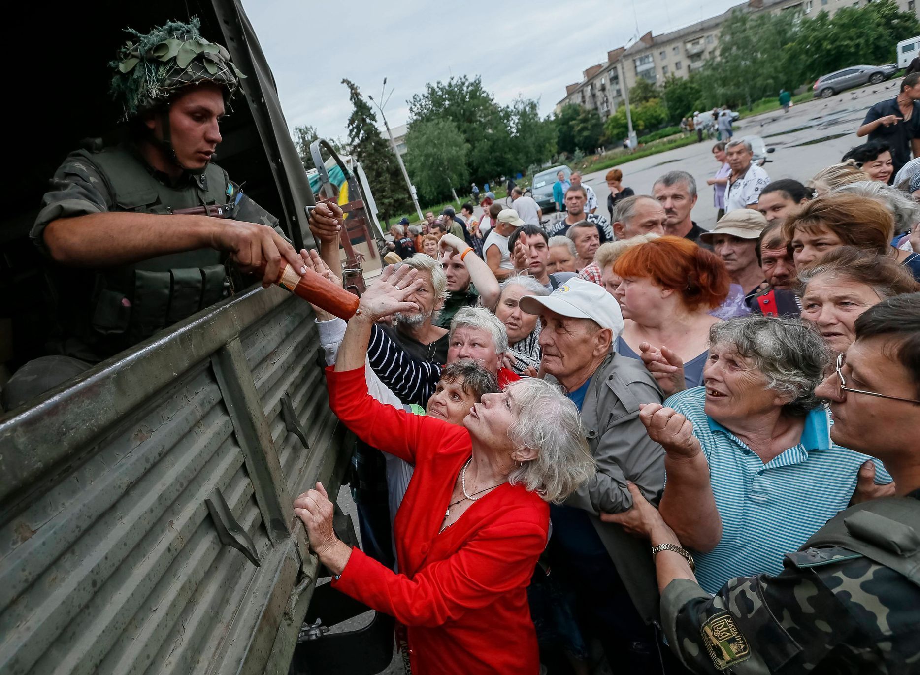 Lidé ve Slavjansku čekají na jídlo od ukrajinské armády.