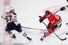 Kämpf pomohl asistencí k první výhře Chicaga, Colorado zůstává v NHL stoprocentní