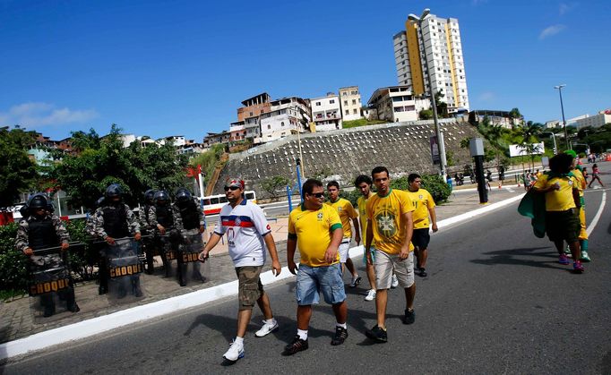 Manévry před zápasem Brazílie - Itálie na Poháru FIFA (Salvador)