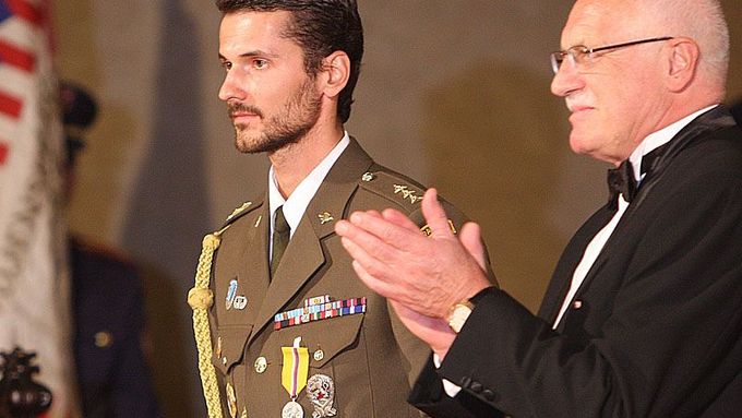Medaili za hrdinství loni získal například nadporučík Ing. Tomáš Krampla. Prezident jej ocenil za to, jak odvážně se zachoval v Afghánistánu. Velel jednotce, která při bojové operaci padla do nepřátelské léčky.