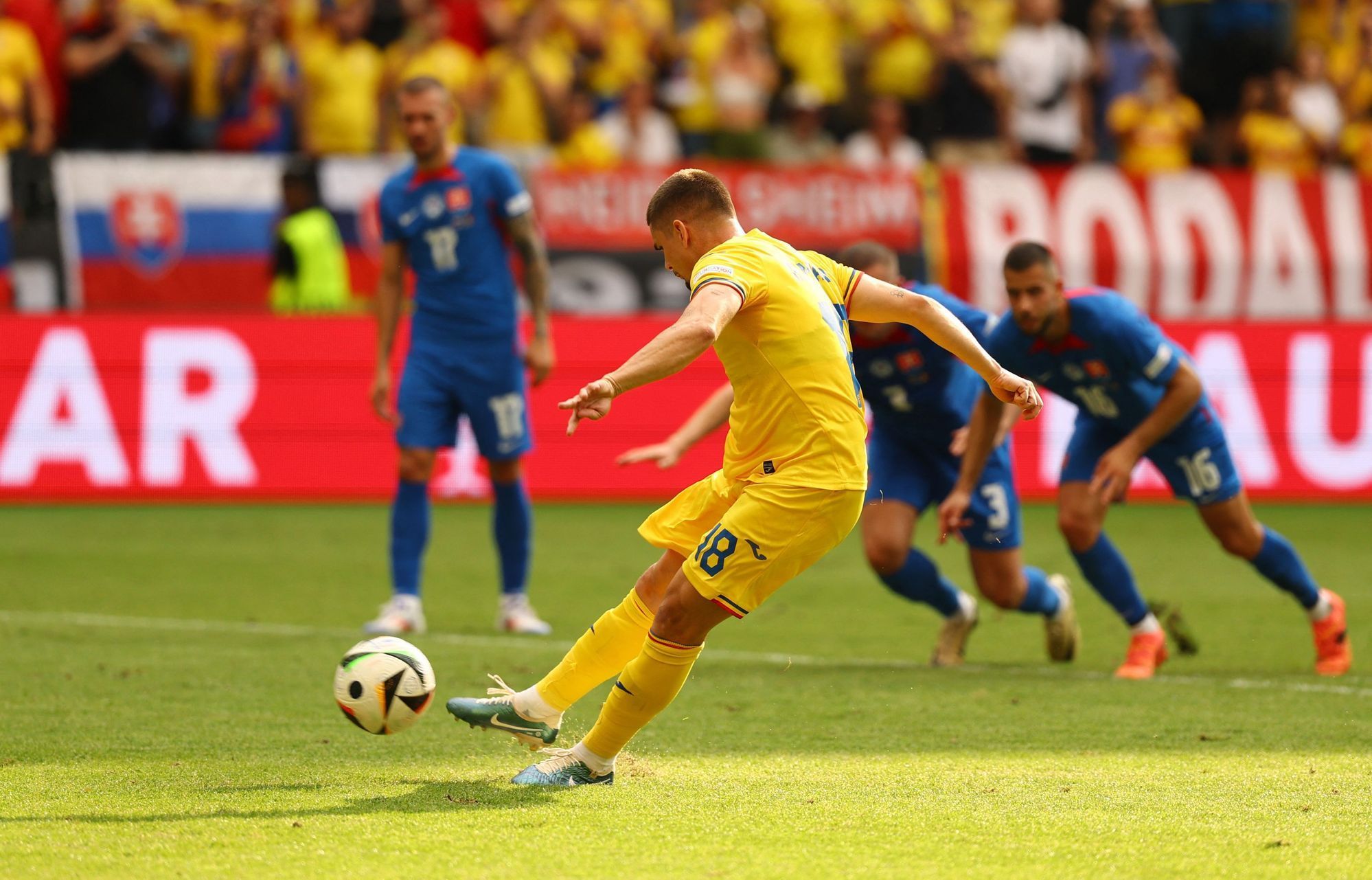 Razvan Marin dává gól z penalty v zápase Eura 2024 Rumunsko - Slovensko