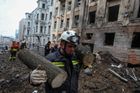 Záchranářské práce po útoku v centru Charkova na začátku února. Charkov je druhé největší město Ukrajiny.