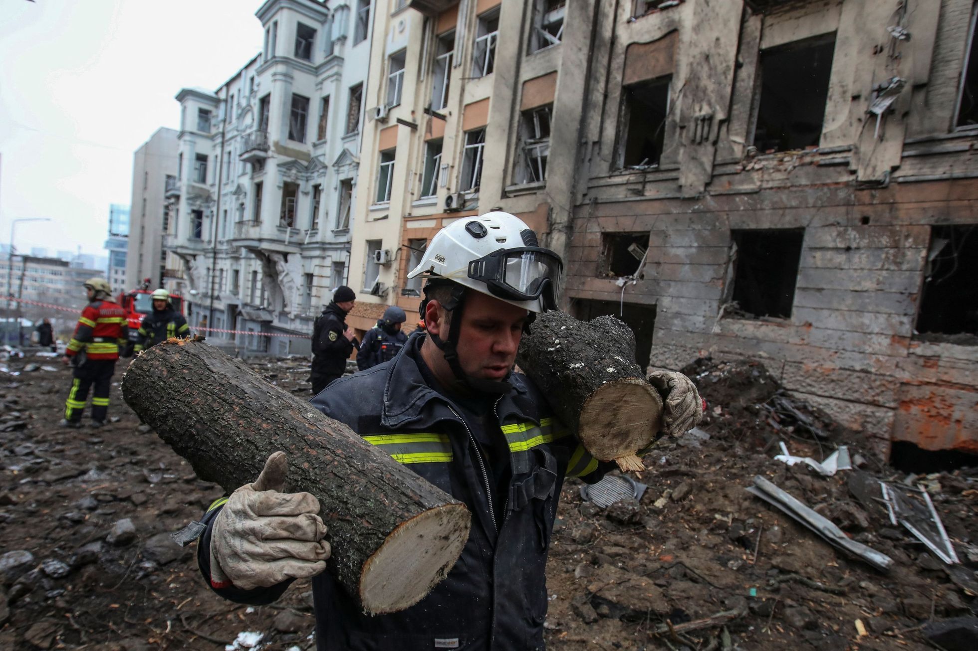 Záchranářské práce po útoku v centru Charkova na začátku února.