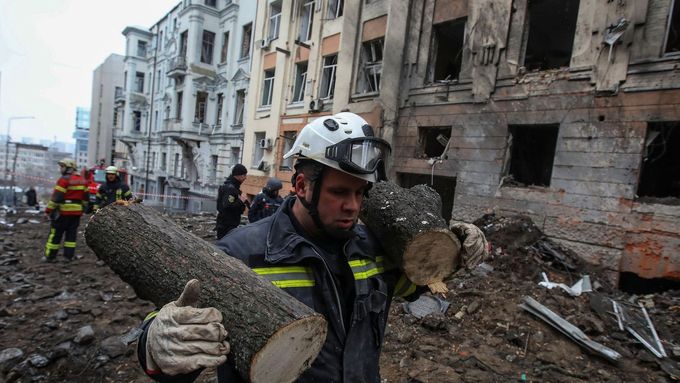 Záchranářské práce po útoku v centru Charkova na začátku února. Charkov je druhé největší město Ukrajiny.