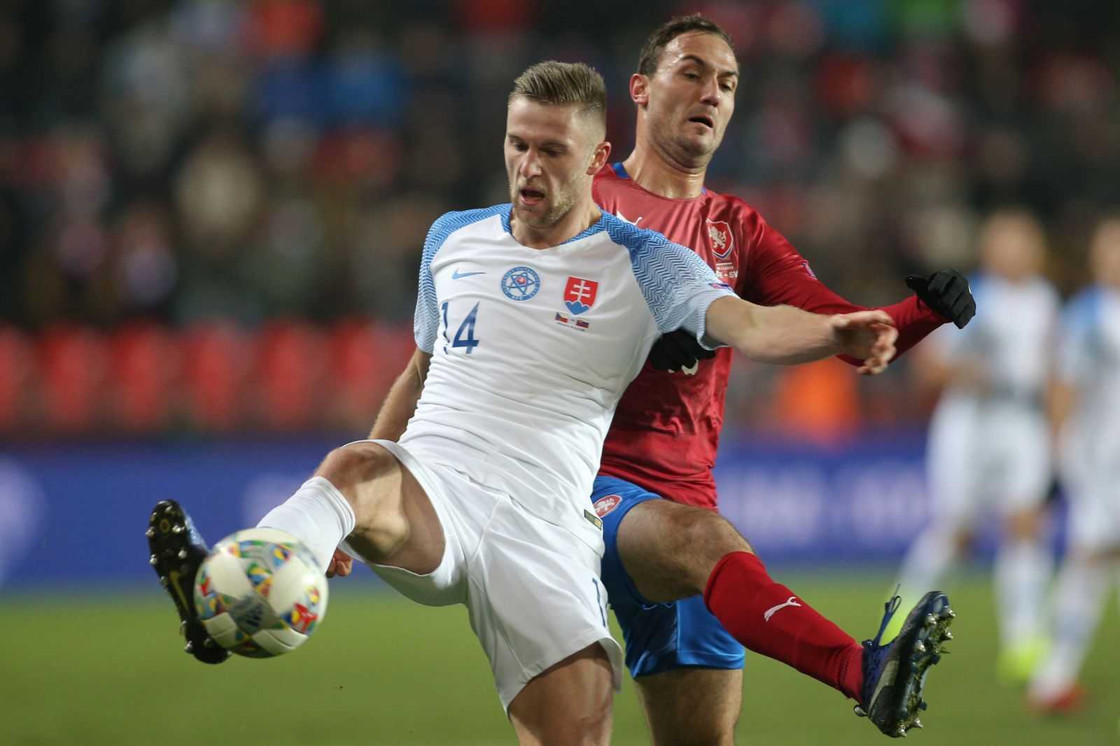 Milan Škriniar a Martin Doležal v zápase Ligy národů Česko - Slovensko.