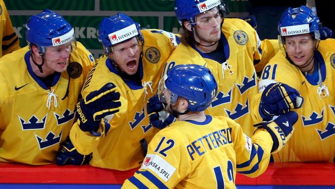 Švédští hokejisté vyřadili po samostatných nájezdech Kanadu, a na rozdíl od loňského roku, kdy je ve čtvrtfinále vyřadili Češi, si zahrají o medaile.
