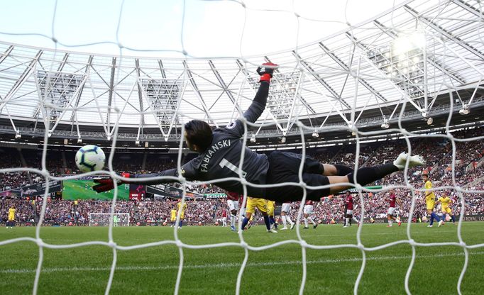 fotbal, anglická liga 2018/2019, West Ham - Chelsea, zákrok domácího brankáře Lukasze Fabianského