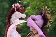 Royal Ascot: Královna, klobouky, celebrity... a dostihy