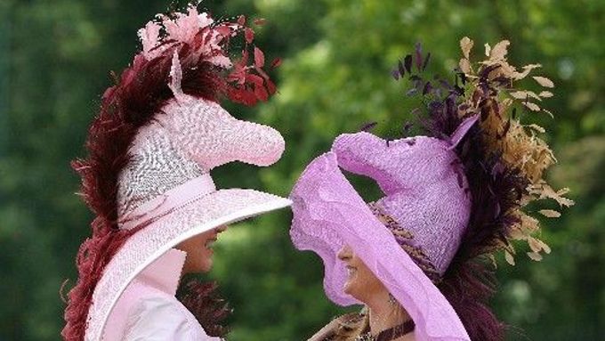 Dvě dámy v tradičních kloboucích dorazily na slavný dostihový mítink Royal Ascot.