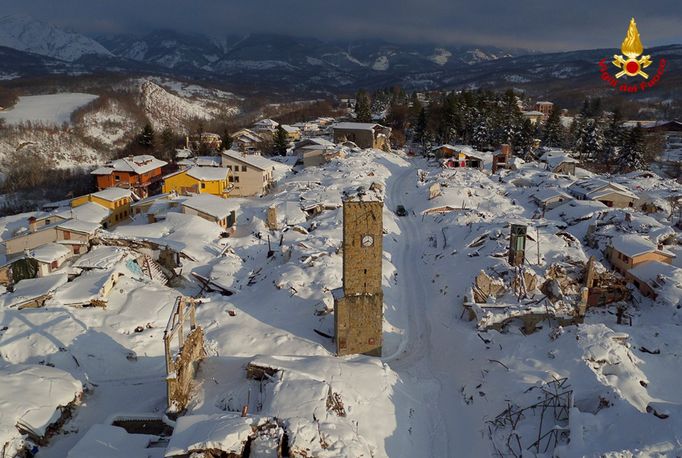 Záchranáři se snaží dostat do zasypaného hotelu Rigopiano ve Farindole ve střední Itálii