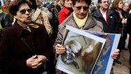 Ve všech ostatních případech za potrat hrozilo vězení. Agentura Reuters napsala, že i přes to zákrok podstoupilo ročně 100 tisíc žen, mnohé z nich s falešným dobrozdáním, že trpí duševní poruchou. Jiné odjížděly za umělým přerušením těhotenství do zahraničí.