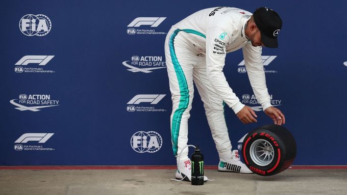 Lewis Hamilton s trofejí pro vítěze kvalifikace v Barceloně.
