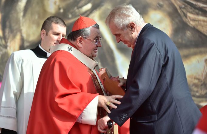 Život bývalého kardinála a pražského arcibiskupa pražského Dominika Duky na archivních snímcích.