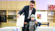 Předseda strany Motoristé sobě Petr Macinka s rodinou odevzdal hlas ve sněmovních volbách ve volebním středisku v ZŠ Grafická, 3. října 2025, Praha.