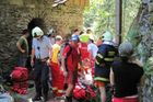 Na Trutnovsku spadl mostek se svatebčany, 7 zraněných