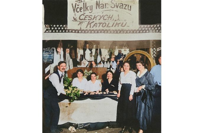 Stánek spolku „Včelky Národního svazu českých katolíků“ v chicagské české čtvrti, cca začátek 20. století. Kolorováno.