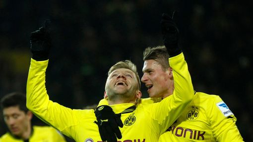 Jakub Blaszczykowski se raduje se spoluhráči Borussie Dortmund z branky proti Norimberku.