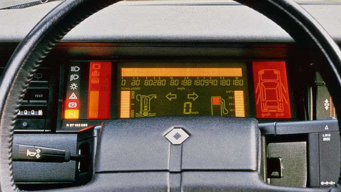 To nejsou přístroje futuristického konceptu, ale Renaultu 11 z počátku 80. let.