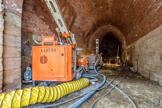 Rekonstrukce Negrelliho viaduktu na snímku z roku 2018