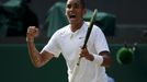 Australský tenista Nick Kyrgios slaví výhru nad Nadalem na Wimbledonu