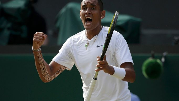 Australský tenista Nick Kyrgios slaví výhru nad Nadalem na Wimbledonu